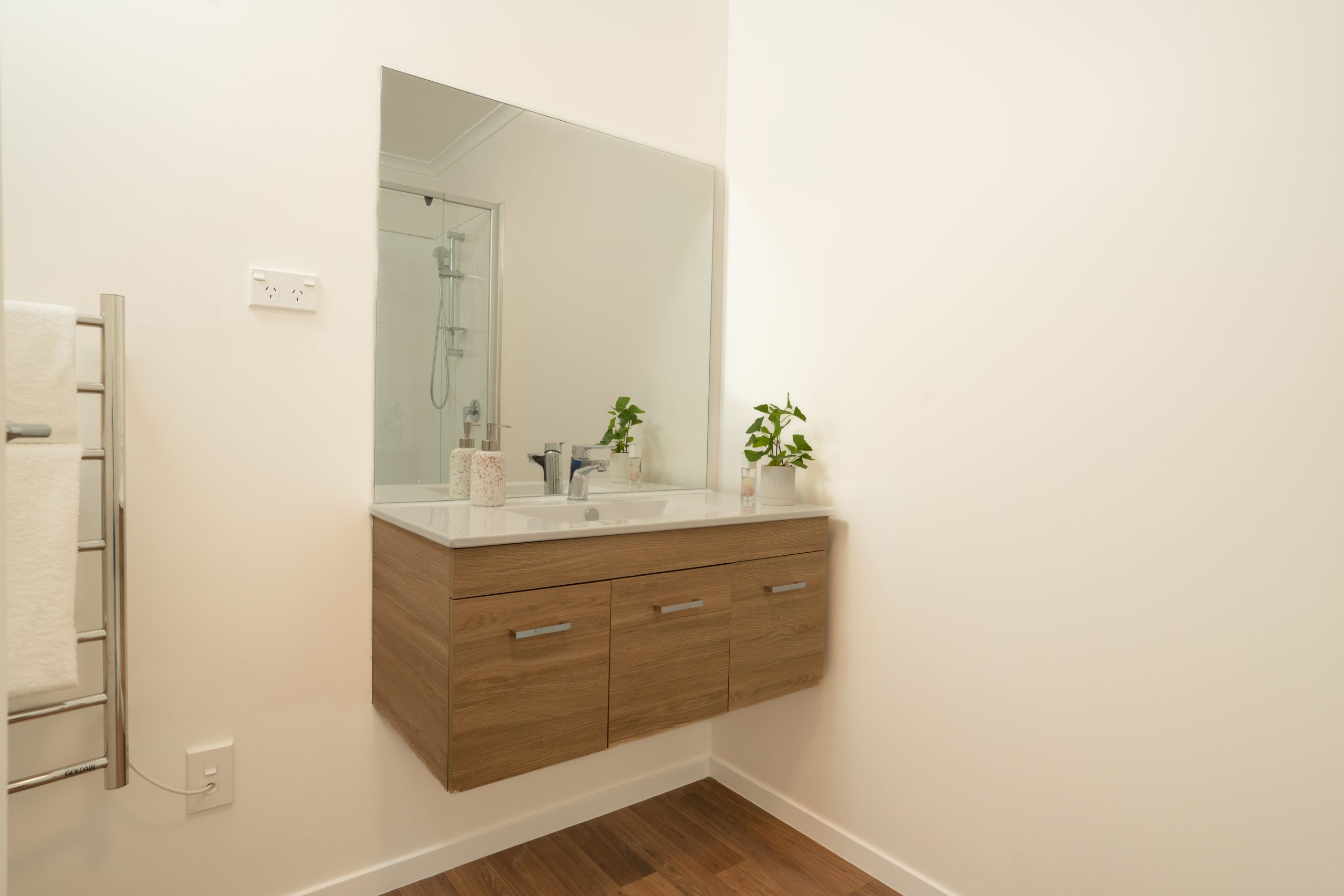 Kenderdine Apartment bathroom